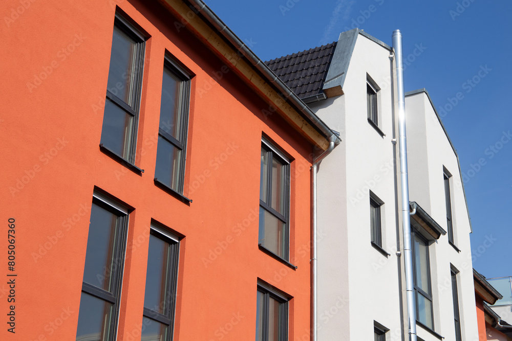 Mehrfamilienhaus mit schönem Fassadenanstrich in Weiß und mediterranem Orangeton Mehrfamilienhaus mit schönem Fassadenanstrich in Weiß und mediterranem Orangeton