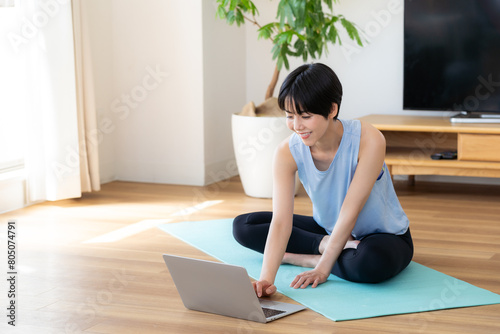 リビングでヨガをする女性