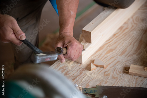 Foto ノミを使って加工する大工