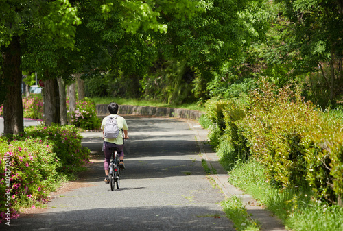 Wallpaper Mural 春の新緑の公園で自転車を乗る若い男性の姿 Torontodigital.ca