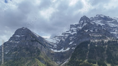 Klöntalersee und Schwammhöhe - Die schönen Schweizer Alpen im Kanton Glarus (Klöntal) - Der Wander- und Badeplatz am Seedamm photo