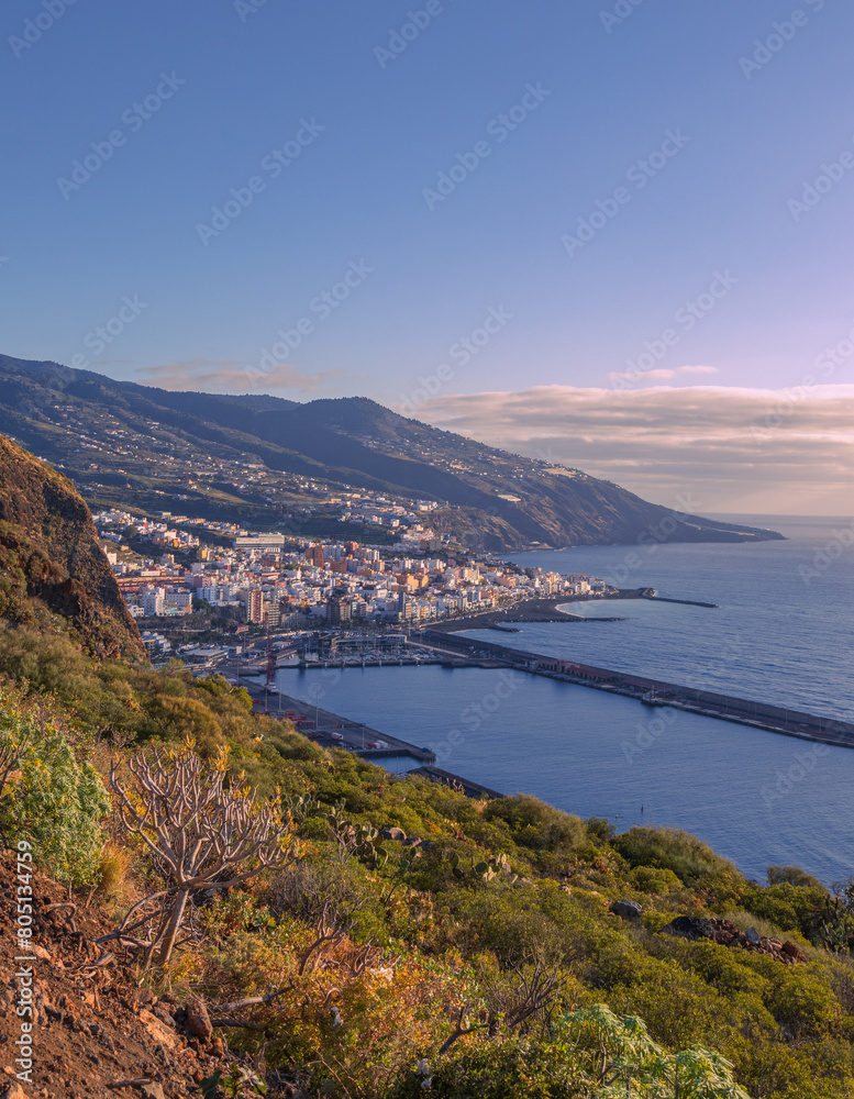 Fotografía panorámica de la ciudad de Santa Cruz de La Palma, en la Isla de La Palma, Canarias, con su puerto ubicado en su espectacular bahía.