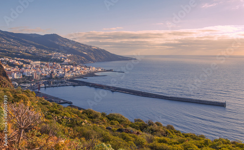 Fotografía panorámica de la ciudad de Santa Cruz de La Palma, en la Isla de La Palma, Canarias, con su puerto ubicado en su espectacular bahía. photo