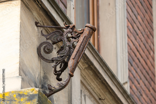 Reichlich verzierter Historischer Fahnenhalter aus Metall an einer Hausfassade in Oberfranken, Bayern, Deutschland 