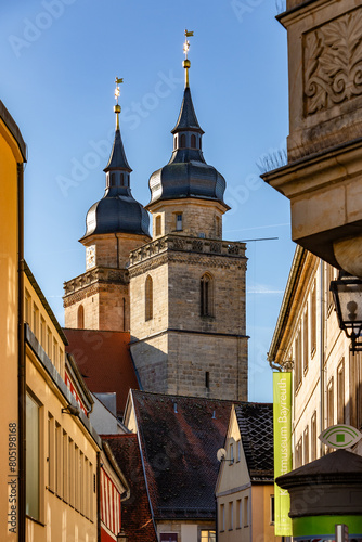 Blick in das historische Gassenviertel der  Festspielstadt Bayreuth auf die beiden Türme der Stadtkirche
