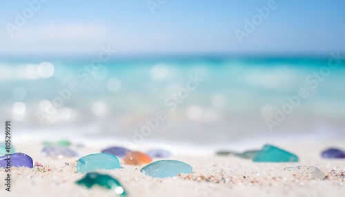 砂浜のシーグラスと美しい青空と波