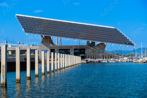 Die photovoltaic pergola im Stadtteil Fòrum, ein fußballfeldgroßes Segel aus Solarpanelen im Hafen am Strand von Barcelona, Spanien © Robert Poorten