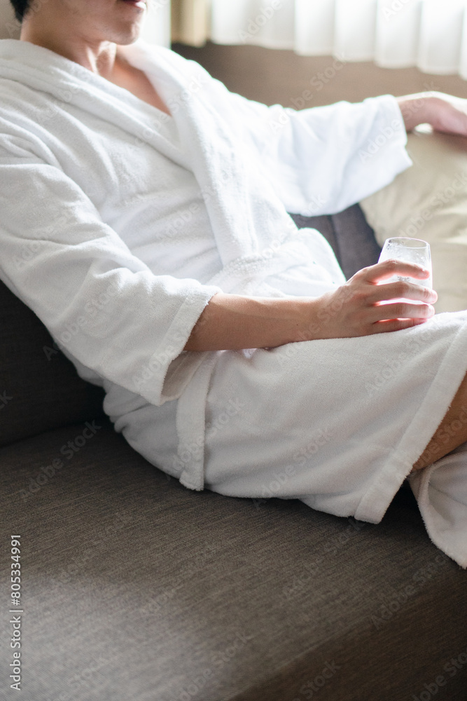 バスローブを着た男性 バスローブを着た男性