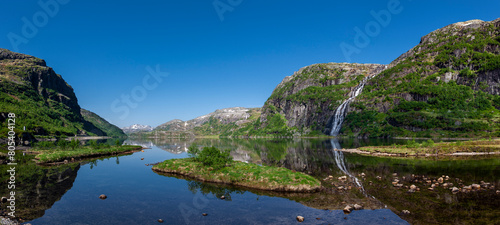 Wasserfall an einem Bergsee in Norwegen in Rogaland