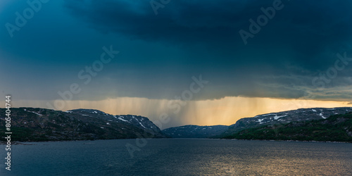 Valevatn in Norwegen mit Regenwolke