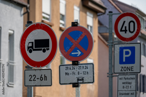 Schilderwald von Verkehrsschildern an einer Straße