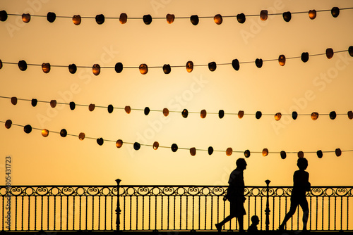 Quadro su tela Pedestrians on Triana bridge during Vela de Santa Ana festival, Seville, Spain