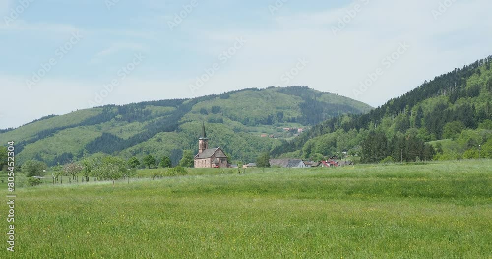 Rund um Weitenau (Steinen) bis Schlächtenhaus im Südschwarzwald inmitten grüner und blumiger Wiesen. Blick auf die Kirche Hofen auf der Passhöhe Hofener Buck Rund um Weitenau (Steinen) bis Schlächtenhaus im Südschwarzwald inmitten grüner und blumiger Wiesen. Blick auf die Kirche Hofen auf der Passhöhe Hofener Buck