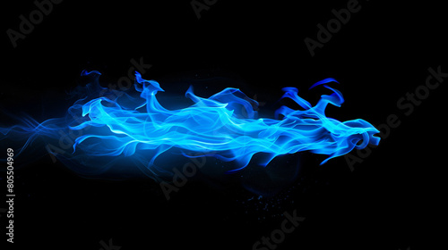 Fiamma ardente di fuoco blu su sfondo nero