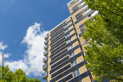 Foto Vertical solar panels placed vertically on the walls of a high rise apartments b