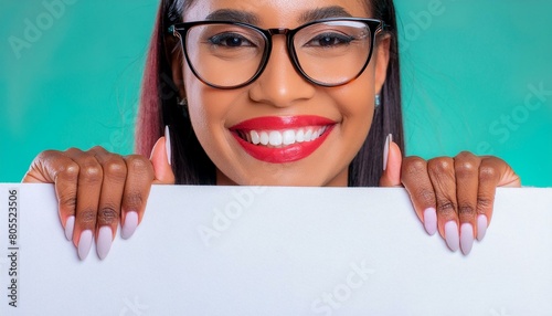 Frau mit Brille hält eine weiße Werbetafel in der Hand.  photo
