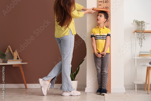 Young mother measuring heig...