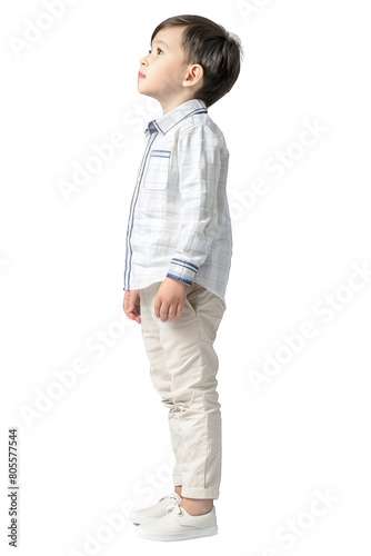 Młody chłopiec w białej koszuli i beżowych spodniach stoi na tle przezroczystego tła w formacie PNG photo