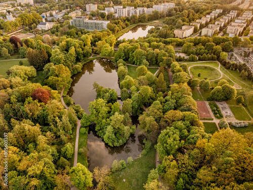 Zbiornik wodny wśród zieleni