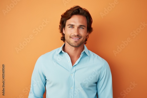 A man with a blue shirt and brown hair is smiling at the camera © Juan Hernandez