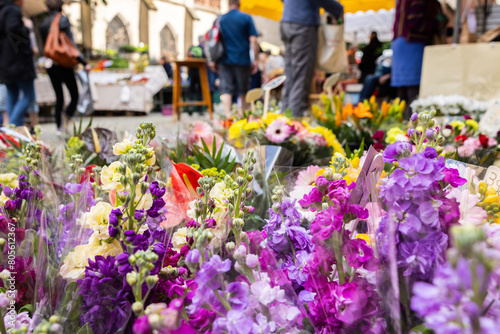 Angebot Wochenmarkt mit Obst, Wurst und Blumen photo
