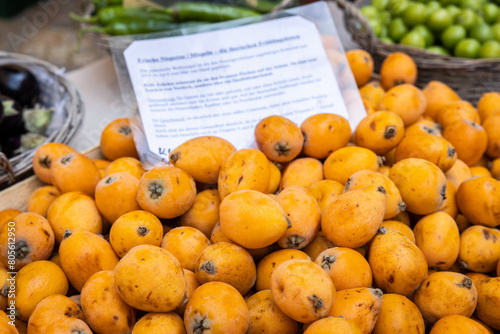 Angebot Wochenmarkt mit Obst, Wurst und Blumen