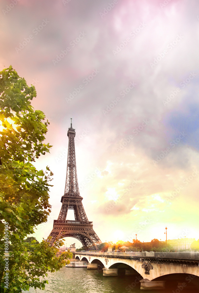 Obraz premium Eiffel tower in Paris at sunset.