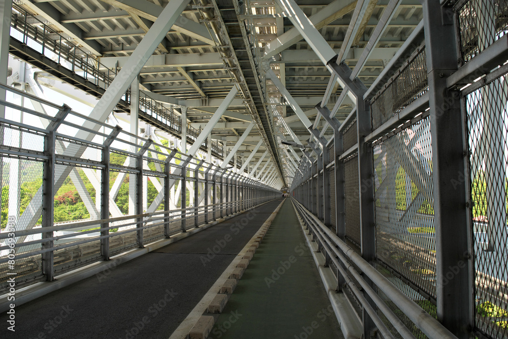因島大橋の内部、歩行者・二輪車専用道路。 因島大橋の内部、歩行者・二輪車専用道路。