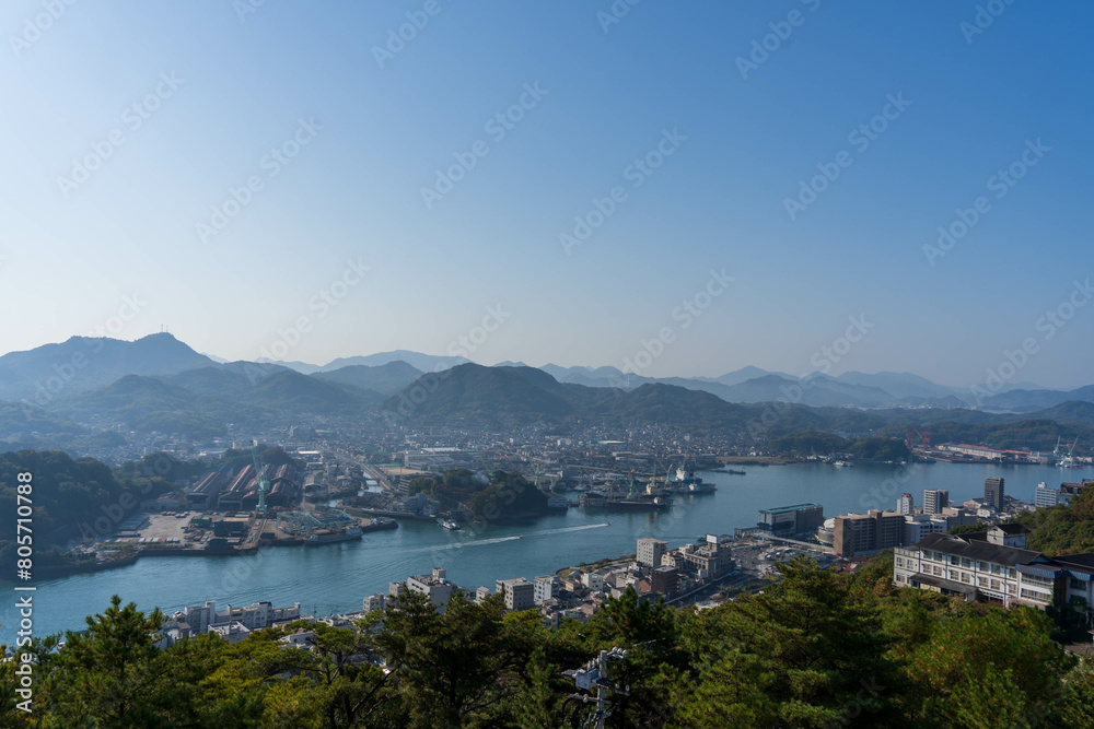 高台から見た広島・尾道水道と尾道の町の風景