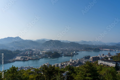 高台から見た広島・尾道水道と尾道の町の風景 © SP studio