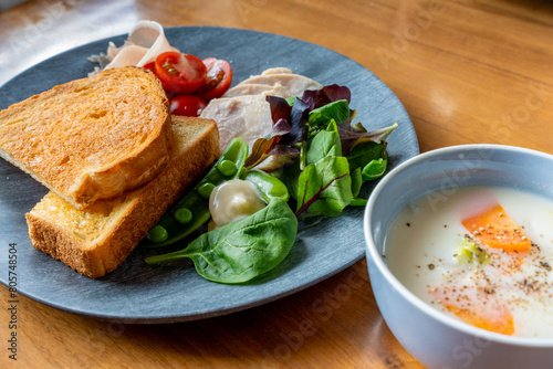 トーストとシチューの朝食 