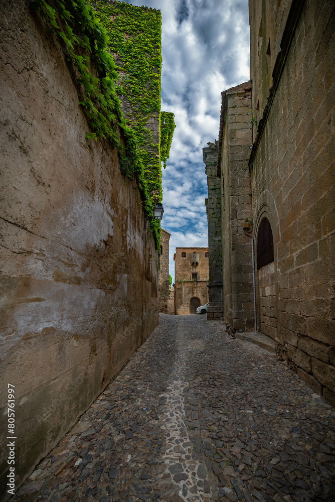 Vista panorámica del casco histórico de la ciudad española de Cáceres con vistas a los tejados de tejas marrones de edificios antiguos alrededor de la plaza principal en el soleado día de primavera