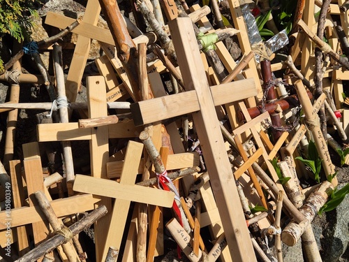 Stos drewnianych krzyży na miejscu pokuty.  © FotoDax