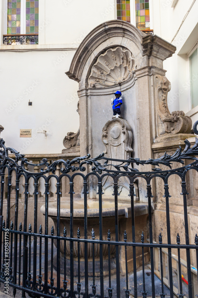 famous-manneken-pis-fountain-in-brussels-belgium-the-symbol-of