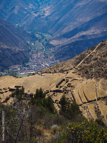 Vue sur la vallée depuis une ruine de cité inca
