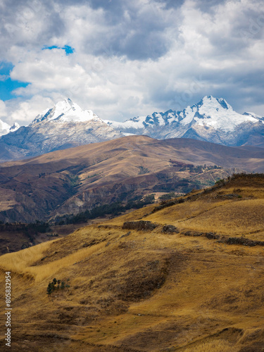 Vue sur des montagnes enneigées des Andes