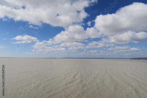 Das Wasser des Steppensees Neusiedler See ist an diesem Morgen im Fr  hjahr aufgew  hlt. Vom Ufer in Neusiedl am See lassen sich viele kleine Wolken   ber dem Wasser mit Sedimenten erkennen. 