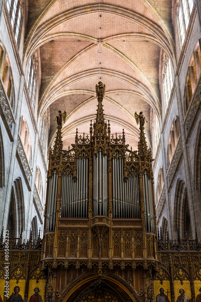 Orgue de chœur à l’intérieur de la Cathédrale Sainte-Marie d’Auch