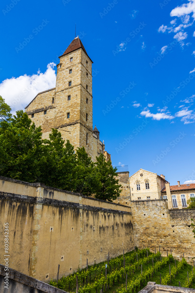 Tour d’Armagnac, dominant la ville d’Auch et la rivière Gers qui passe au pied