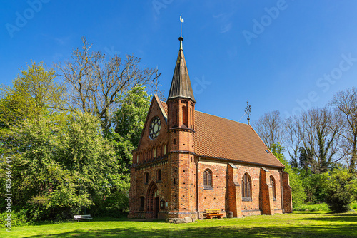 Kapelle mit Wiese und Bäumen in Althof
