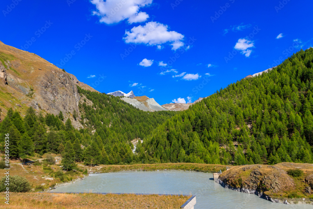 Φωτογραφία View of Moosjisee lake and the Swiss Alps at summer on the Five Lakes Trail in Z