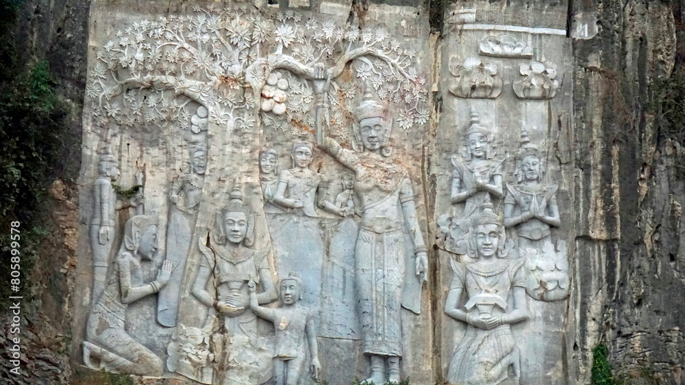 buddha statue at batcave phnom sampeau