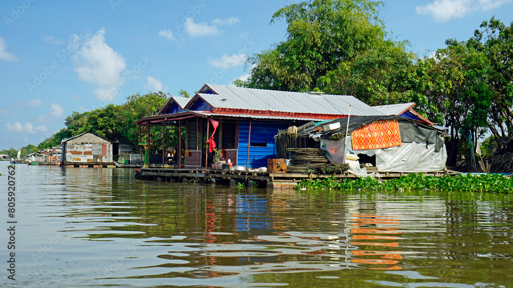 floating houes on the tonle sap in cambodia