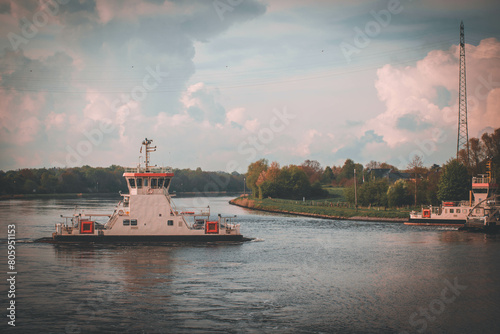Fotografie ferry in the keel canal photographed from the ship