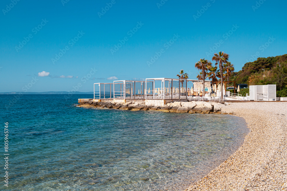 Obraz premium Beautiful landscape of the beach and sea in the Split in Croatia | Piękny krajobraz plaży i morza w Splicie w Chorwacji | Prekrasan krajolik plaže i mora u Splitu u Hrvatskoj