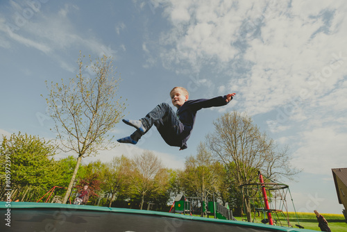 Junge hüpft auf Trampolin photo