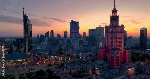 Biało-czerwona iluminacja Pałacu Kultury i Nauki w Warszawie uświetniająca 20-tą rocznicę wstąpienia Polski do Unii Europejskiej