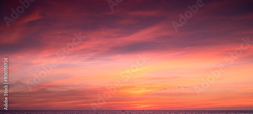Cielo con nubes altas 