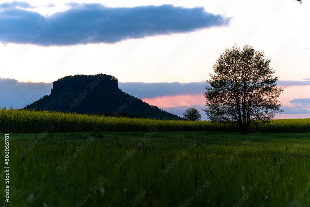 Obraz premium Sonnenuntergang am Lilienstein mit einem See Reflektion in der Sächsischen Schweiz Nationalpark in Sachsen Deutschland