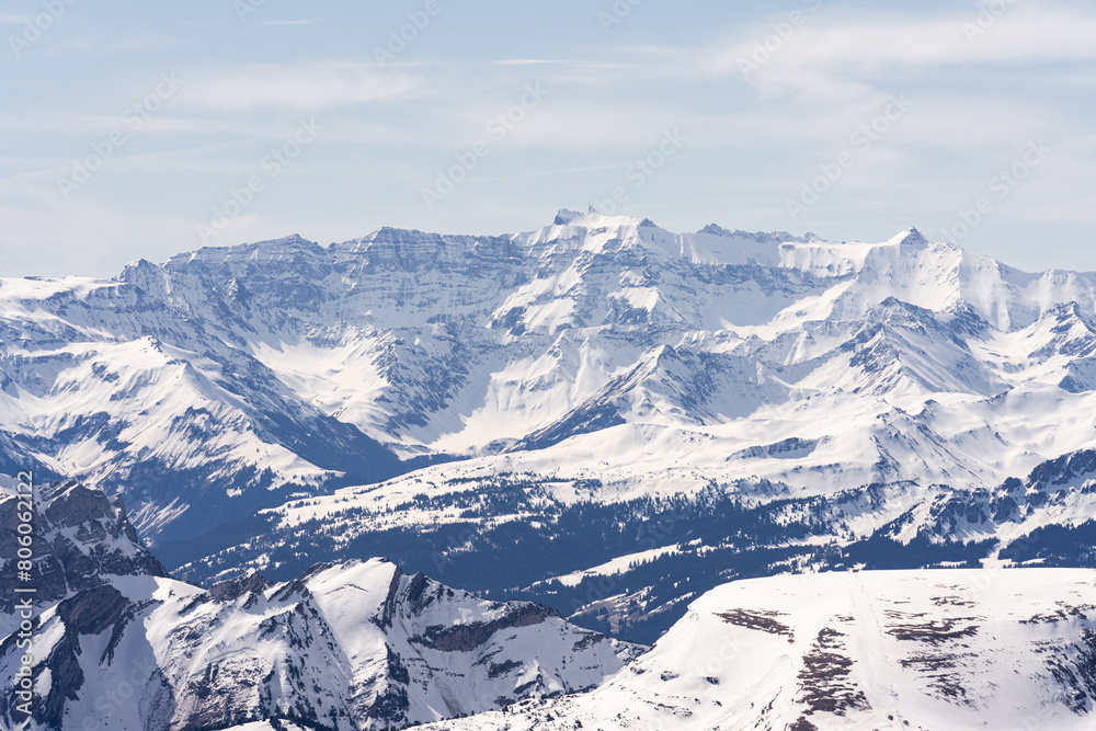 Schneebedeckte Berge in den Alpen in der Schweiz in Appenzell im Winter Schneebedeckte Berge in den Alpen in der Schweiz in Appenzell im Winter